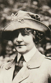 Anne Morgan dans son uniforme du C.A.R.D., Aisne, vers 1917