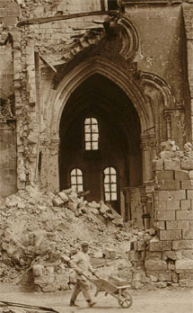 Le déblaiement des ruines de l'église d'Ambleny, 1919
