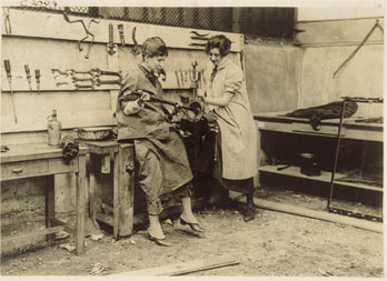 Miss Hughes et Miss Wilde au garage du Comité à Vic-sur-Aisne