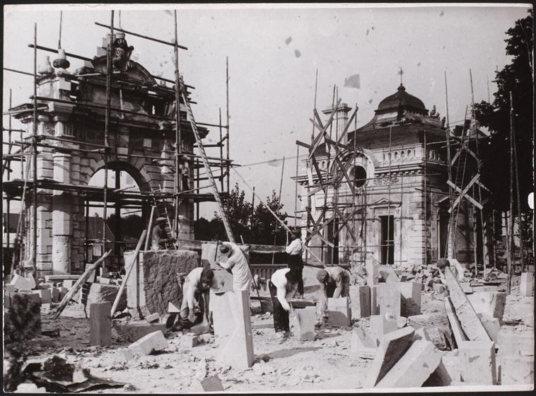 Ouvriers travaillant à la restauration d’un pavillon et du portail, photographie, musée franco-américain de Blérancourt © RMN-GP / Harry Bréjat